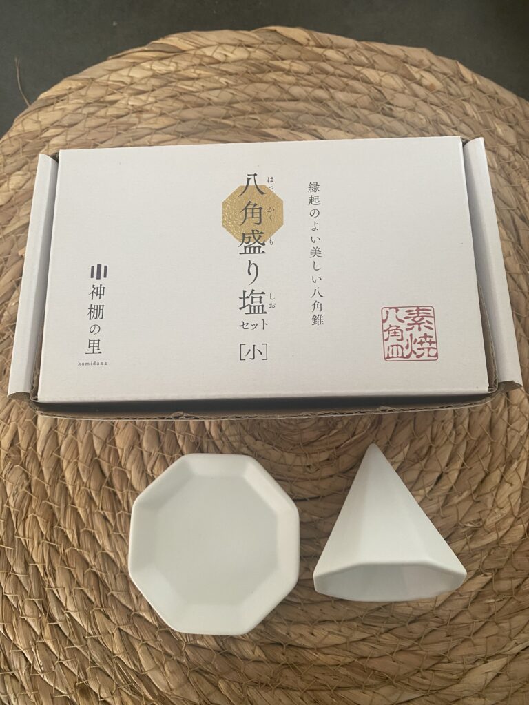 八角の小皿と円すいの型がセットになった盛り塩セット
