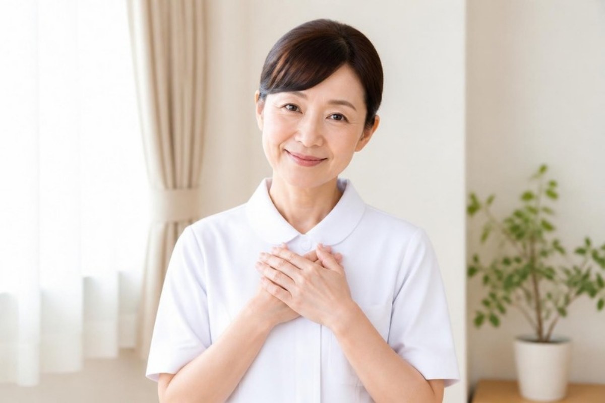 やさしく語りかけるように微笑む看護師