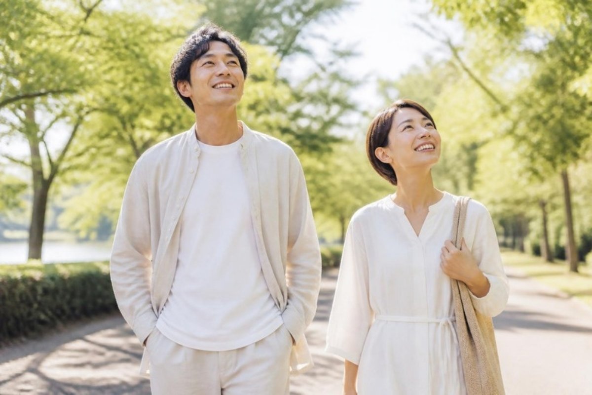 晴れやかな表情で並んで歩く男女