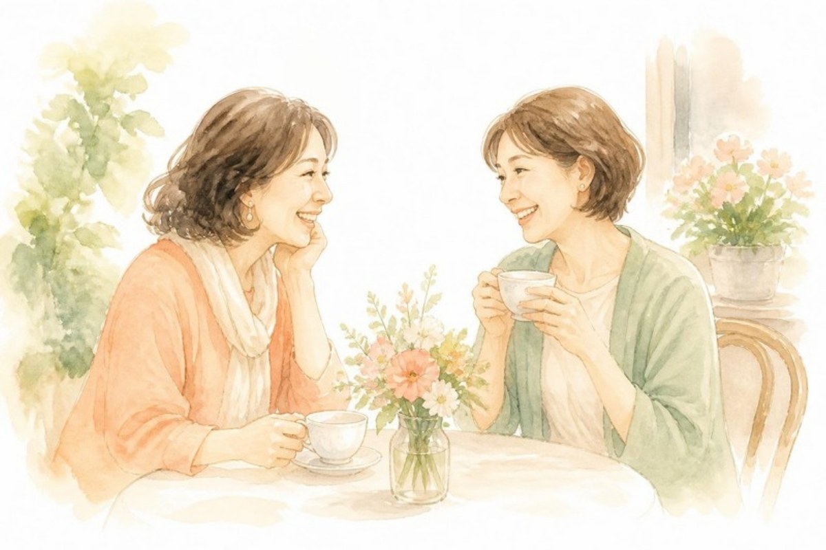 カフェで笑顔で話す友人同士の水彩イラスト