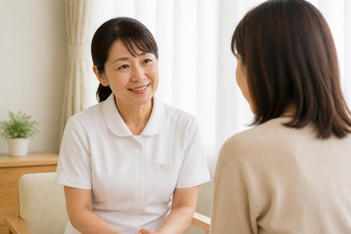 やさしく話を聴く看護師