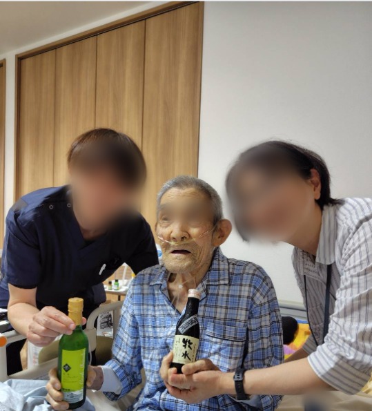 亡くなる2か月前の義父と、往診の主治医、ケアマネジャー（お顔はぼかしています）