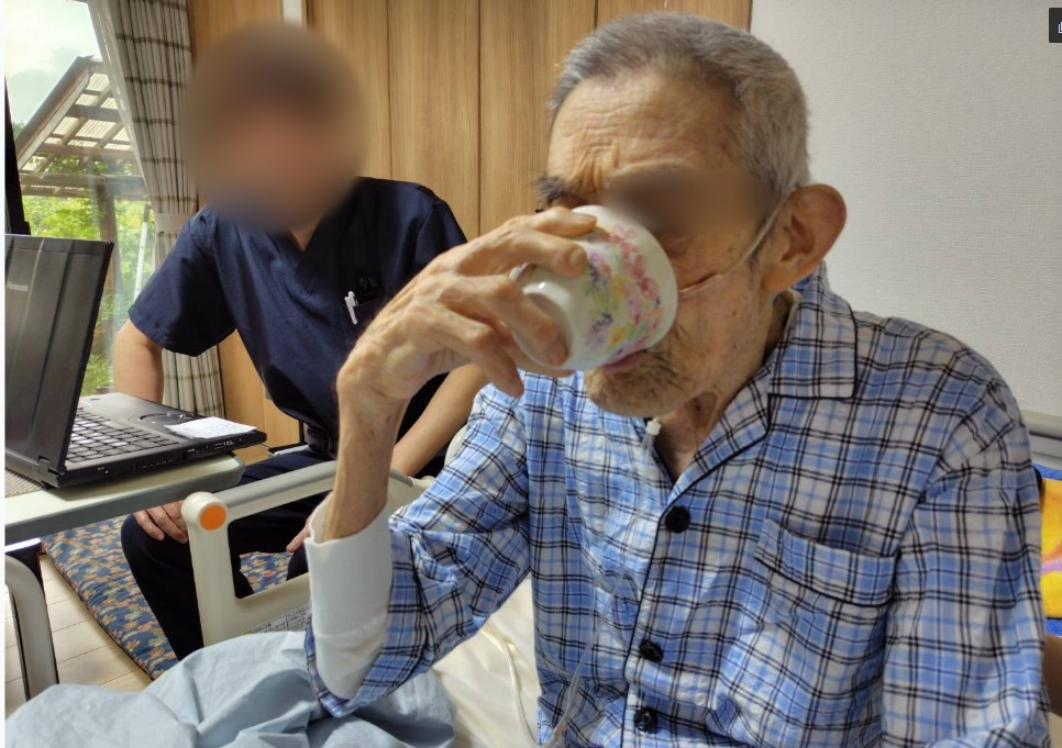 往診の主治医の許可を得て、お酒を飲む義父(主治医の顔と義父の目元はぼかしています)
