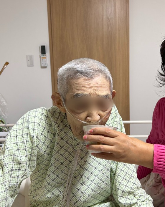 亡くなる数日前、お酒を飲みたいと言った義父に、コップで飲ませているところ(目元はぼかしています)